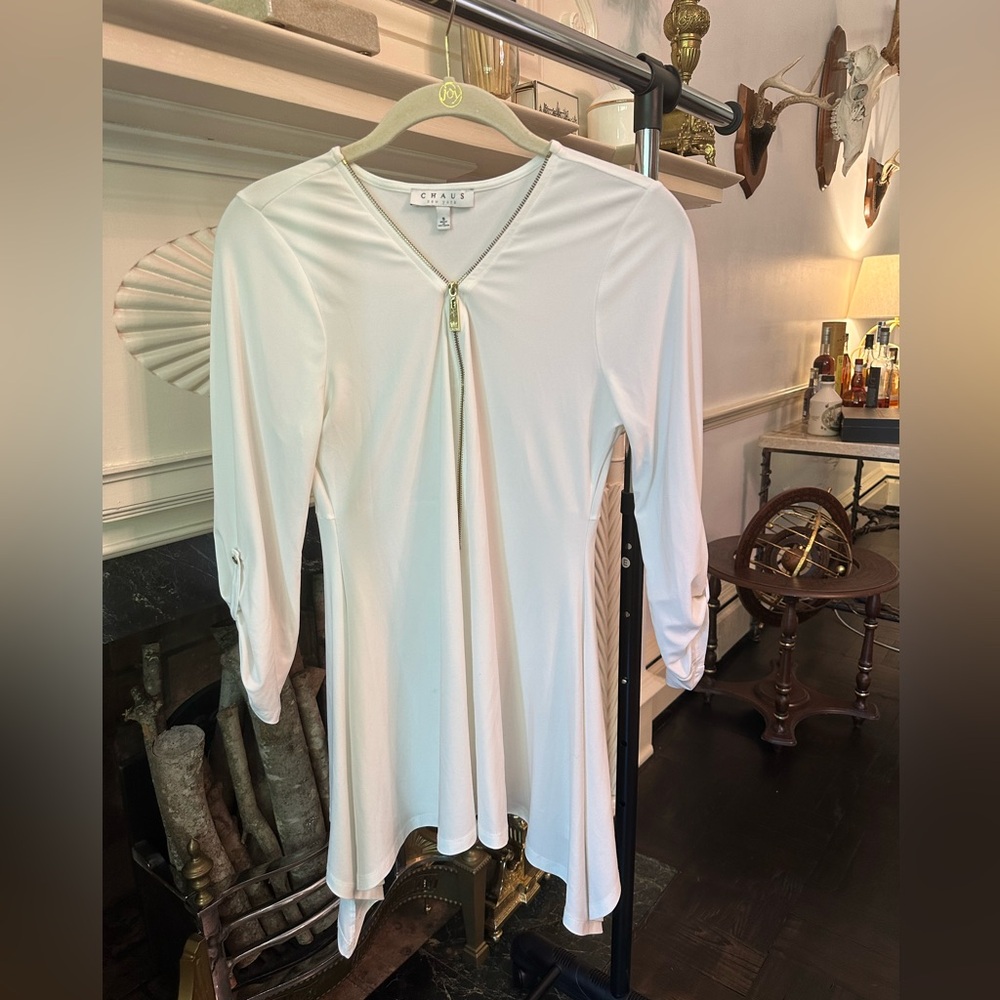 Women’s Chaus New York zip-up top in white. Size S.